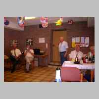 080-2408 19. Treffen vom 3.-5. September 2004 in Loehne - Otto Daniel kuendigt eine Einlage an.JPG